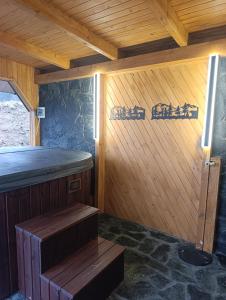 een sauna met houten wanden en een bank in een kamer bij Czesławka in Zawoja +49 foto's