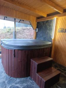 een sauna met een houten cabine waarin een bankje staat bij Czesławka in Zawoja