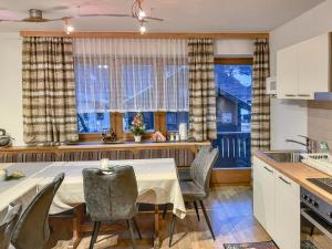 una cucina con tavolo, sedie e finestra di Nussbaumer a Lengdorf