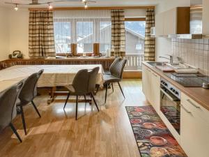 una cucina e una sala da pranzo con tavolo e sedie di Nussbaumer a Lengdorf