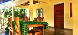 een tafel in een kamer met een groen tafelkleed bij Diana Place in Paje