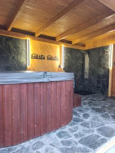 een buitenbar in een stenen gebouw met een houten plafond bij Czesławka in Zawoja