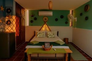 a bedroom with a bed with a green wall at La Magia del Atardecer - Studio 02 in Santa Marta