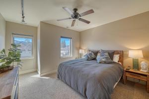 een slaapkamer met een bed en een plafondventilator bij Riverfront Perch, w Balcony over the River in Salida +43 foto's