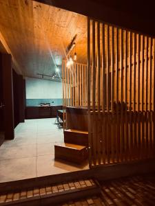 Cozy HillSide في بورشا: غرفه فيها بيانو بنصها +16 صورة