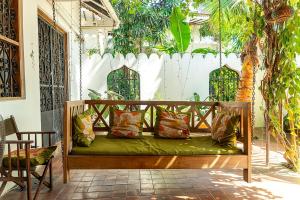 Khu vực ghế ngồi tại Dragonfly Cottage