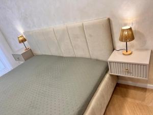 En eller flere senge i et værelse på Spa Apartman