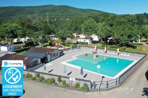 Bazén v ubytování Camping 4 étoiles - Piscine - ccbeece nebo v jeho okolí