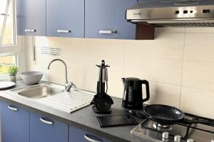 una cucina con lavandino e macchinetta del caffè sul bancone di That's Amore Cernobbio - Lake Como Apartment a Cernobbio