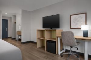 TV a/nebo společenská místnost v ubytování Spark by Hilton Lakewood Denver Southwest