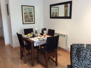 a dining room with a table with chairs and a mirror at Realejo Star in Granada