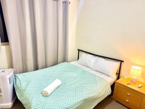 een slaapkamer met een bed met een handdoek erop bij Affordable accommodation in Perth