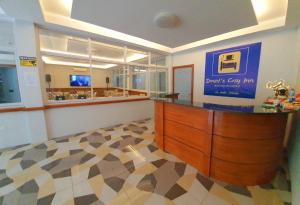 een grote ruimte met een kassa in een winkel bij Denzel's Cosy Inn in San Juan