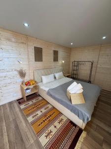 een slaapkamer met een bed in een houten wand bij Coral houses in Tossor
