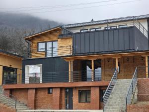 una casa con tetto nero e scale di FurtuNest 