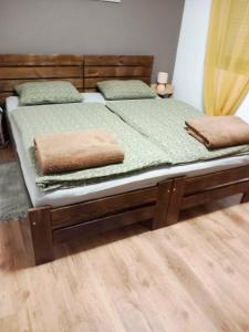 een bed met twee kussens erop in een kamer bij Apartman Lipa- Lipovac Bajakovo in Lipovac