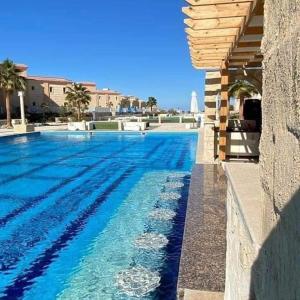 una piscina con acqua blu in un edificio di Selena bay hurghada a Hurghada