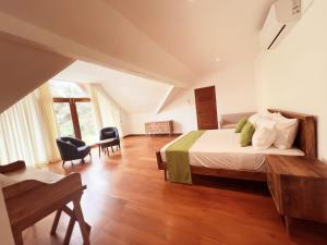 Giường trong phòng chung tại Turtle Bay View resort and restaurant +64 ảnh