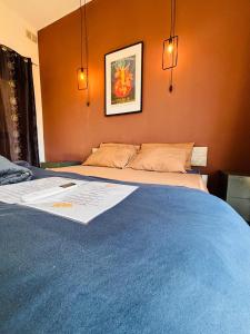 een slaapkamer met een hemelbed bij Sliema Central with Balcony Airconditioned and Comfortable Self Check IN in Il-Gżira