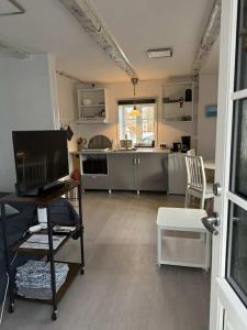 海耶斯Bed & Breakfast “Den Gamle Lade I Hejls”的一间带厨房和客厅的房间