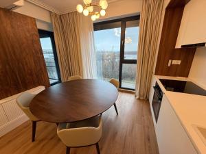 eine Küche und ein Esszimmer mit Tisch und Stühlen in der Unterkunft Baneasa Panorama Lake in Bukarest