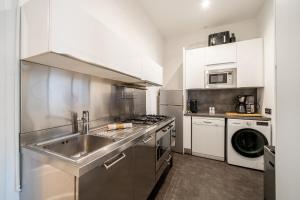 een keuken met een spoelbak en een fornuis bij Hyper centre Cannes - 2 pièces avec balcon - 4 couchages in Cannes