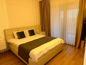 ein Schlafzimmer mit einem großen Bett und einem Fenster in der Unterkunft Baneasa Panorama Lake in Bukarest