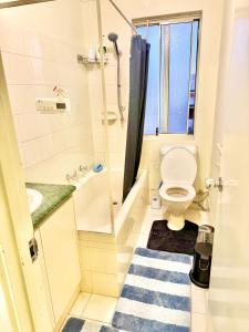 een badkamer met toilet, douche en wastafel bij Affordable accommodation in Perth