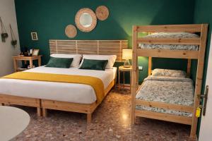 una camera con due letti e un letto a castello di Mahamo Suites a Verona Altre 22 foto