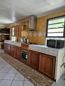 Nhà bếp/bếp nhỏ tại Bungalow Les Cocotiers