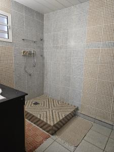 Phòng tắm tại Bungalow Les Cocotiers