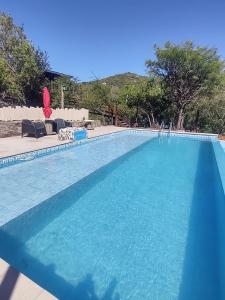 Bazén v ubytování Cabañas de montaña nebo v jeho okolí