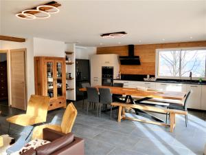 Køkken eller tekøkken på Chalet d'exception au Corbier pour 14 pers., WiFi, Parking - FR-1-267-317 + 11 billeder