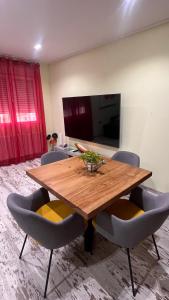 una sala da pranzo con tavolo e sedie in legno di El RINCONCITO a Mahora