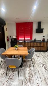 una sala da pranzo con tavolo e sedie in legno di El RINCONCITO a Mahora