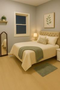 una camera da letto con un letto grande e una finestra di Fully Equipped 3 Beds Apartment, 5 min from the Arch a Saint Louis