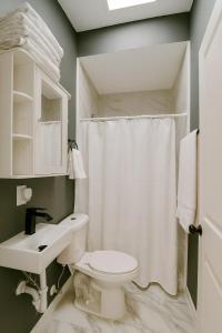 un bagno con un water bianco e un lavandino di Fully Equipped 3 Beds Apartment, 5 min from the Arch a Saint Louis Altre 5 foto