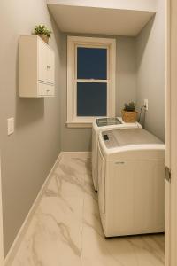 una lavatrice in una stanza con finestra di Fully Equipped 3 Beds Apartment, 5 min from the Arch a Saint Louis