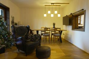 a living room with a christmas tree and a table at Chalet Alpl - Ferienwohnung Waldblick mit Sauna, Kamin & Whirlwanne in Hochrindl