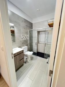 un bagno con un water e un lavandino di Casa da Moagem a Vinhais Altre 39 foto