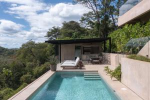 een zwembad in de achtertuin van een huis bij Villa Coral in Nacascolo