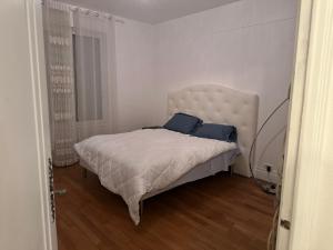 Postel nebo postele na pokoji v ubytování Vichy centre ville + 10 fotografií