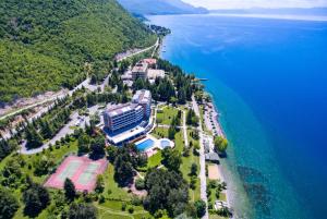 een luchtzicht op een gebouw op een eiland in het water bij Hotel Bellevue - Metropol Lake Resort in Ohrid