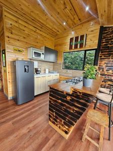 Kuchyň nebo kuchyňský kout v ubytování Cabaña Entre montañas La Calera + 22 fotografií