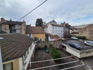 een uitzicht vanaf het dak van een gebouw bij Le rempart in Chalon-sur-Saône +4 foto's