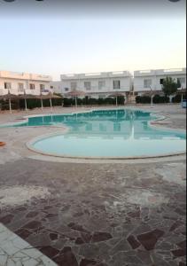 ein leerer Pool vor einem Gebäude in der Unterkunft Central Luxurious Ritz Villa in Sharm El Sheikh