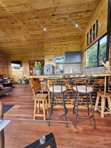 TV a/nebo společenská místnost v ubytování Cabaña Entre montañas La Calera