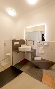 uma casa de banho com um lavatório e um espelho em Hotel Fürsteneck em Bernburg