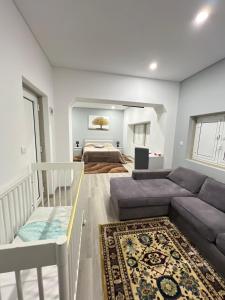 un soggiorno con un divano e un letto di Casa da Moagem a Vinhais