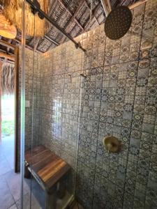 bagno con doccia e panca di Dos Peladas Hostal a Santa Marta